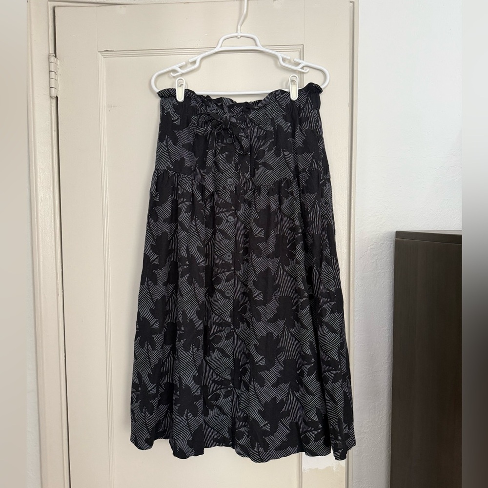 Universal Thread Black & White Paper Bag, Floral Midi Skirt / Sz M
